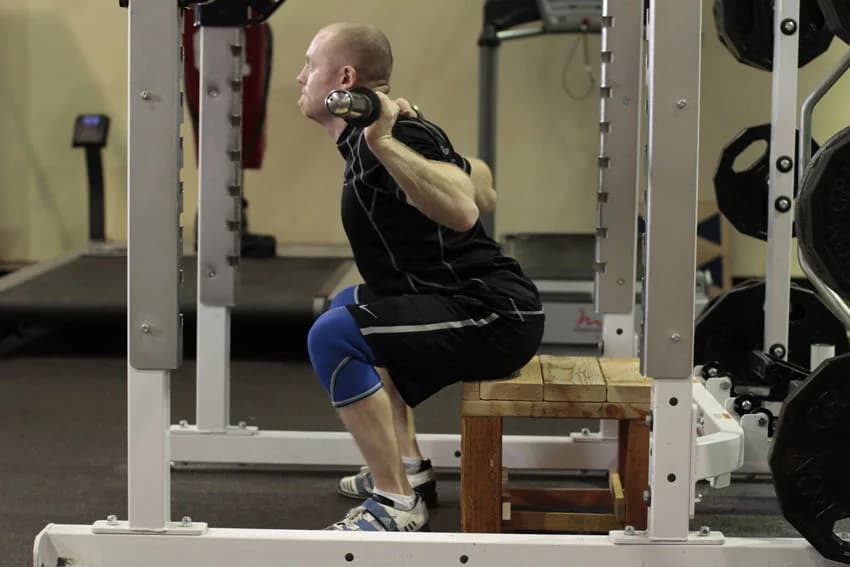 Присед на ящик — кадр 2