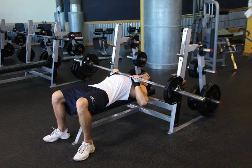 Жим штанги лёжа узким хватом — кадр 1