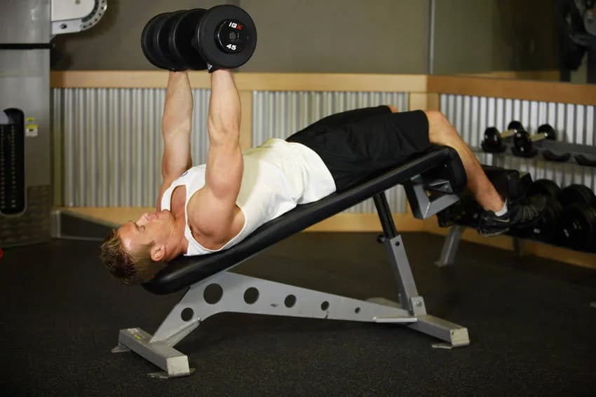 Жим гантелей лёжа на наклонной скамье головой вниз — кадр 2