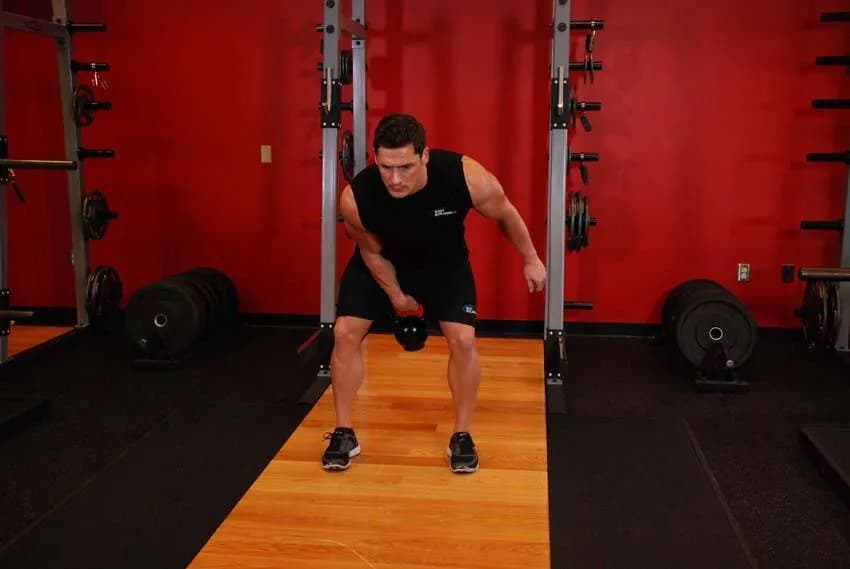 Взятие гири на грудь одной рукой — кадр 2